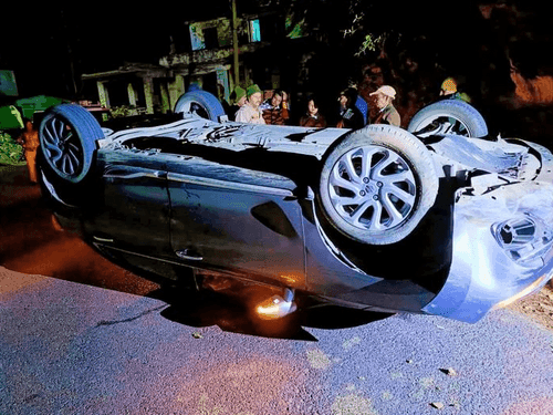 Car overturned after hitting a mountain, rescued by Almora Police