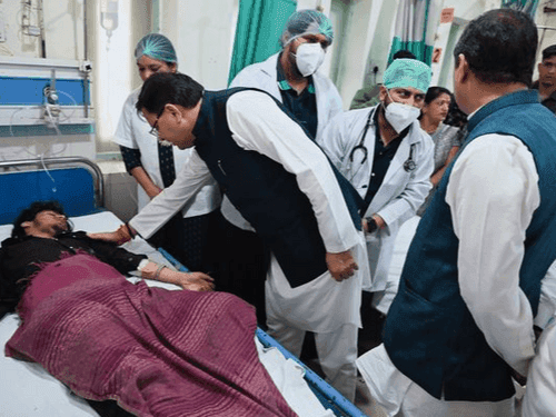 सीएम धामी ने बस दुर्घटना में घायल हुए लोगों की जानी कुशलक्षेम