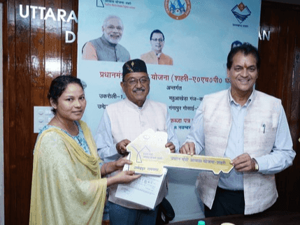 कैबिनेट मंत्री पे्रमचंद अग्रवाल ने लाभार्थियों को सौंपी उनके मालिकाना हक के प्रपत्र और घर की चाबी