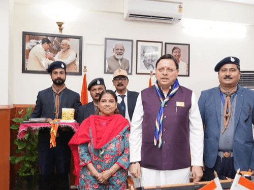 Image for सचिवालय में सीएम धामी को फ्लैग स्टिकर लगाकर किया गया अलंकृत