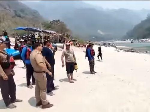 गंगा नदी में डेंजर जोनों का चिन्हीकरण कर टिहरी पुलिस ने किया जनता को आगाह