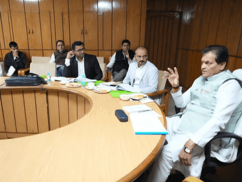 कैबिनेट मंत्री प्रेमचंद अग्रवाल ने जिला विकास प्राधिकरण के अधिकारियों के साथ की बैठक