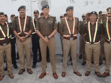 पुलिसकर्मियों और होमगार्ड्स के जवानों को वितरित किये गये रेडियम रिफ्लेक्टिव सेफ्टी वेस्ट