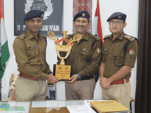 पुलिस जवानों ने बैडमिंटन प्रतियोगिता में प्राप्त किया प्रथम स्थान