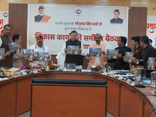 Image for सीएम धामी ने पिथौरागढ़ में अधिकारियों संग की समीक्षा बैठक