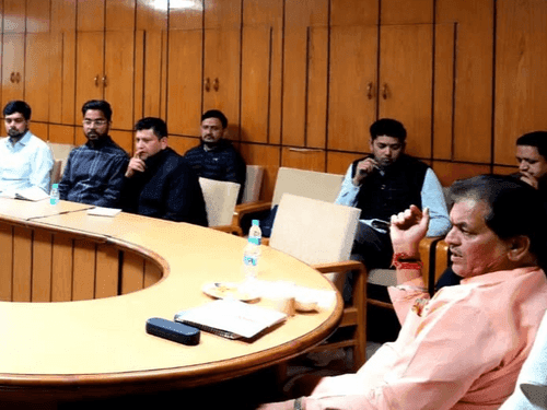 कैबिनेट मंत्री प्रेमचंद अग्रवाल ने अधिकारियों के साथ की समीक्षा बैठक