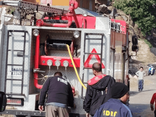 शॉर्ट सर्किट से लगी आग पर फायर सर्विस उत्तरकाशी ने पाया काबू