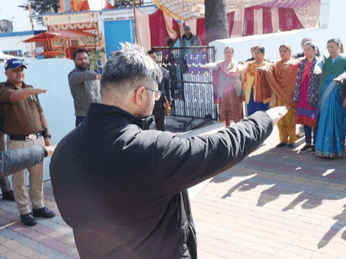 Image for जिलाधिकारी चमोली ने अधिकारियों एवं कर्मचारियों को सत्यनिष्ठा की दिलाई शपथ