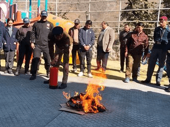 Image for फायर सर्विस ज्योर्तिमठ द्वारा छात्र-छात्राओं को दी गई अग्नि सुरक्षा की जानकारी
