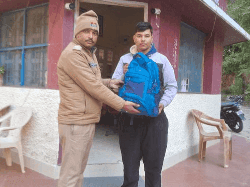 Image for पिथौरागढ़ पुलिस ने खोये हुए बैग को किया उसके स्वामी के सुपुर्द