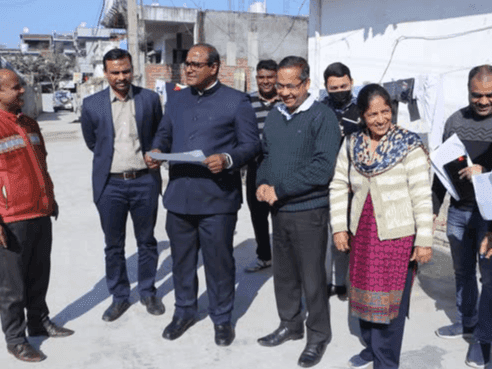 मुख्य निर्वाचन अधिकारी ने देहरादून के विभिन्न बूथों का किया स्थलीय निरीक्षण