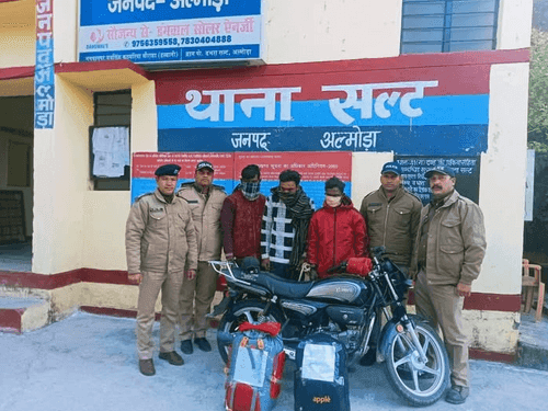 Image for अल्मोड़ा पुलिस ने 03 तस्करों को अवैध गांजा के साथ किया गिरफ्तार