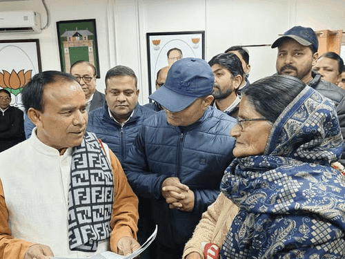 आम जनमानस ने कैबिनेट मंत्री डाॅ0 धन सिंह रावत को अपनी समस्याओं से करवाया अवगत