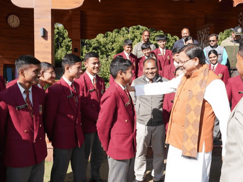 सैनिक स्कूल घोड़ाखाल के छात्र-छात्राओं ने सीएम धामी से की भेंट