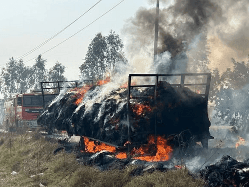 Image for ट्रैक्टर ट्राली एवं गन्ने के खोयी में लगी आग पर फायर सर्विस ने पाया काबू