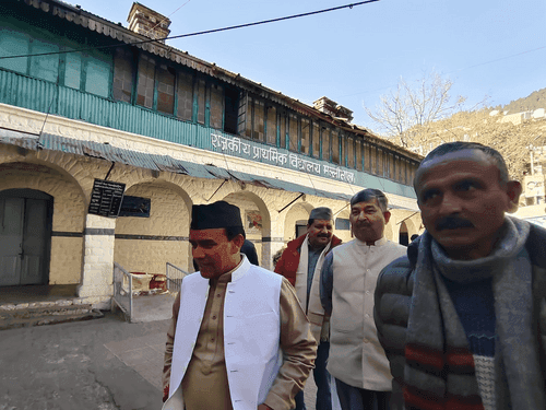 शिक्षा मंत्री डाॅ0 रावत ने राजकीय प्राथमिक विद्यालय मल्लीताल का किया निरीक्षण