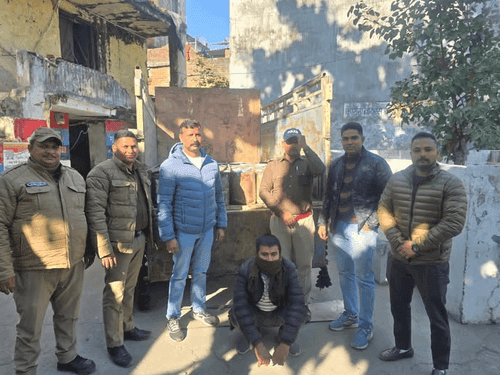 नैनीताल पुलिस ने 60 टिन अवैध लीसा के साथ तस्कर किया गिरफ्तार