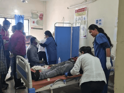 Image for अनियंत्रित होकर सड़क से नीचे गिरा वाहन, घायलों को किया गया रेस्क्यू