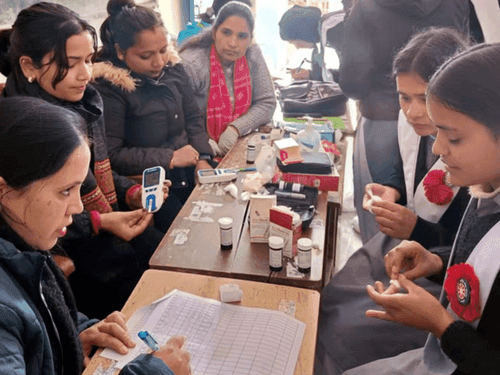 शिविर लगाकर की जा रही है छात्राओं की हीमोग्लोबिन की जांच