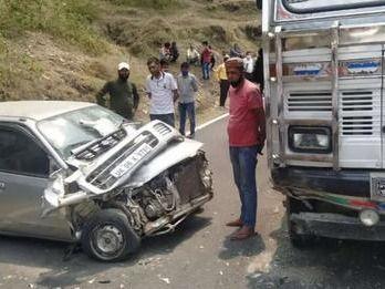 कार और ट्रक की जोरदार टक्कर मे दो व्यक्ति हुए घायल