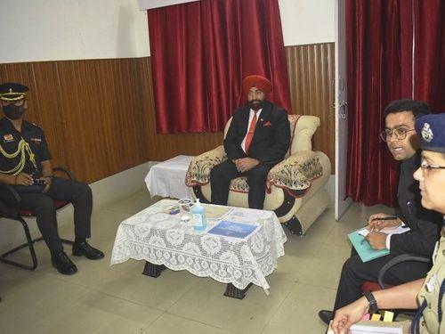 राज्यपाल श्री गुरमीत सिंह का पुलिस के जवानों ने गार्ड ऑफ ऑनर देकर स्वागत किया