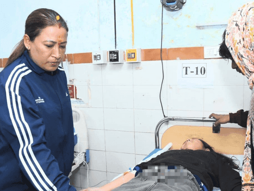 कैबिनेट मंत्री रेखा आर्या ने बस दुर्घटना में घायल हुए लोगों की जानी कुशलक्षेम