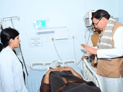 Image for सीएम धामी ने बस दुर्घटना में घायल हुए लोगों से की मुलाकात
