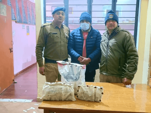 Image for फास्ट फूड की दुकान मे शराब परोसने पर अल्मोड़ा पुलिस द्वारा की गई कार्रवाही