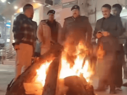 Image for डीएम हरिद्वार व एसएसपी हरिद्वार ने जरूरतमंदों को वितरित की कंबल