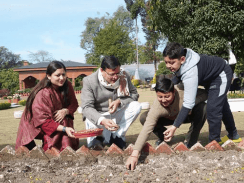 सीएम धामी ने विभिन्न प्रजातियों के ट्यूलिप बल्ब का किया रोपण