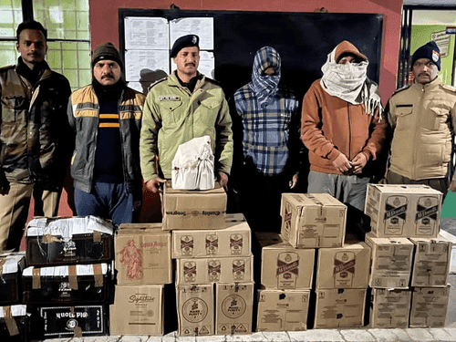 Image for 22 पेटी अवैध शराब के साथ दो तस्कर गिरफ्तार