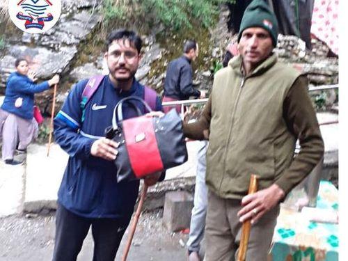 पीआरडी जवान ने खोए हुए बैग को तलाश कर उसके स्वामी तक पहुंचाया