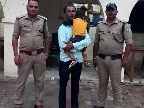 गुम हुए नाबालिक बालक को भगवानपुर पुलिस ने परिजनों से मिलाया