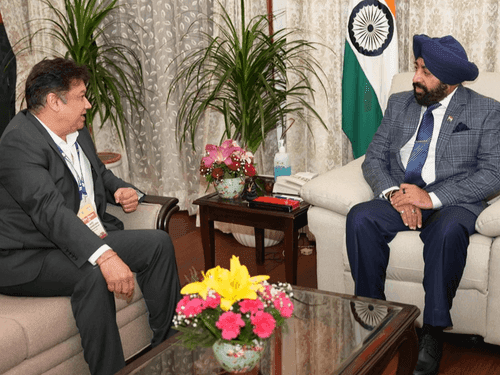 प्रवासी उत्तराखण्डी विजय शर्मा ने राज्यपाल गुरमीत सिंह से की भेंट