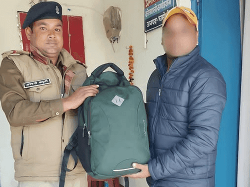 Image for उत्तराखण्ड पुलिस ने खोये हुए बैग को किया उसके स्वामी के सुपुर्द