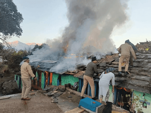 Image for घर में लगी आग, 6 घंटे की कड़ी मेहनत के बाद बुझायी गयी आग