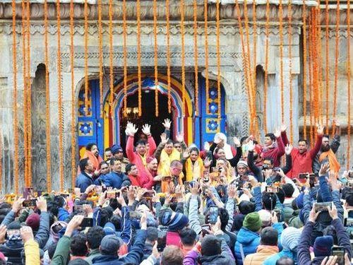प्रातः 6 बजकर 25 मिनट पर श्री केदारनाथ धाम के कपाट खोले गए