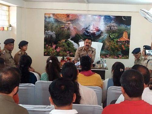 Image for एसएसपी टिहरी द्वारा चारधाम यात्रा सीजन के दृष्टिगत होटल एसोशिएशन के पदाधिकारियों के साथ की गई गोष्ठी 