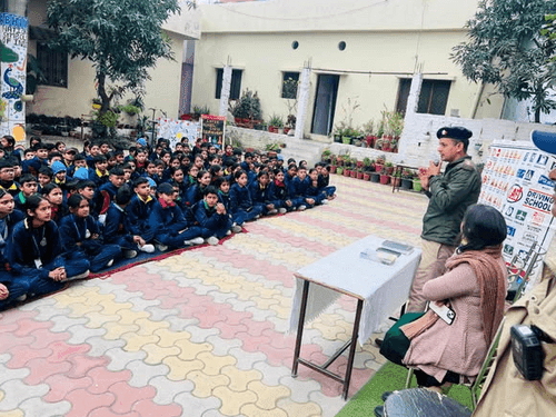 टिहरी पुलिस द्वारा विद्यार्थियों को यातायात नियमों की दी गई जानकारी