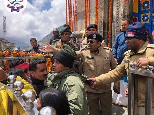 Image for श्री अशोक कुमार आईपीएस, डीजीपी महोदय ने केदारनाथ मंदिर परिसर का निरीक्षण किया