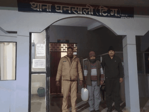 टिहरी पुलिस ने 10 लीटर अवैध कच्ची शराब के साथ तस्कर किया गिरफ्तार