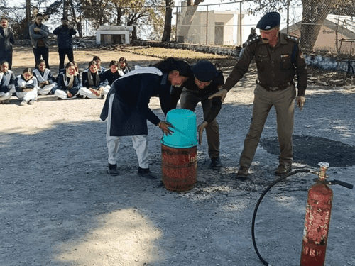 Image for अग्निशमन शाखा नैनीताल द्वारा स्कूली छात्राओं को किया गया जागरूक