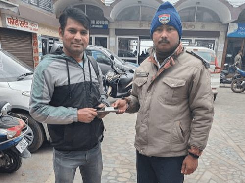 Image for अल्मोड़ा ट्रैफिक पुलिस के जवान ने खोये हुये फोन को किया उसके स्वामी के सुपुर्द