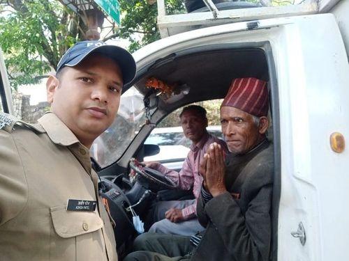 बुढ़ापे की आंखे तलाश रही थी मददगार को तो सहारा बन गई खाकी