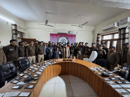 Image for GRP Police handed over 118 mobile phones to their owners