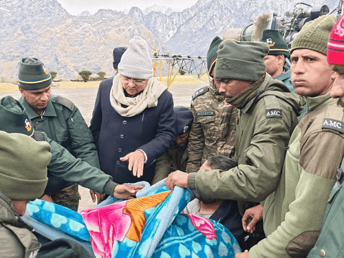 सीएम धामी ने माणा के पास हिमस्खलन प्रभावित क्षेत्र का किया दौरा