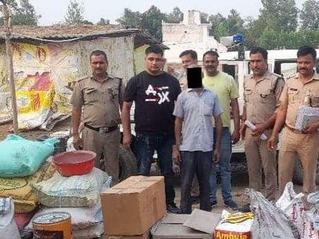 Image for अवैध पटाखा फैक्ट्री का भंडाफोड़ करते हुए पुलिस द्वारा आरोपी गिरफ्तार 