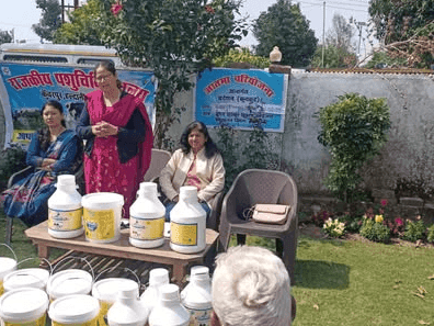 कुक्कुट पालकों को निशुल्क औषधियों का किया गया वितरण