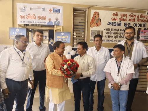 कैबिनेट मंत्री डाॅ0 रावत ने गांधीनगर स्थित सामुदायिक स्वास्थ्य केंद्र का किया दौरा