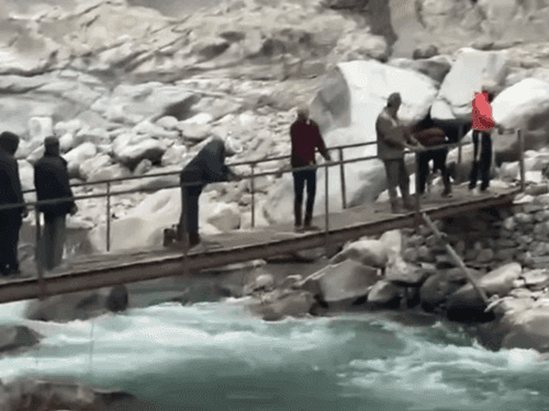 Image for यहां अस्थायी पुल का किया गया निर्माण